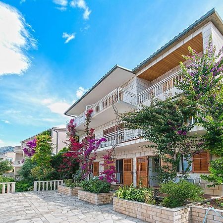 Apartments And Rooms By The Sea Brela, Makarska - 2752 Екстер'єр фото